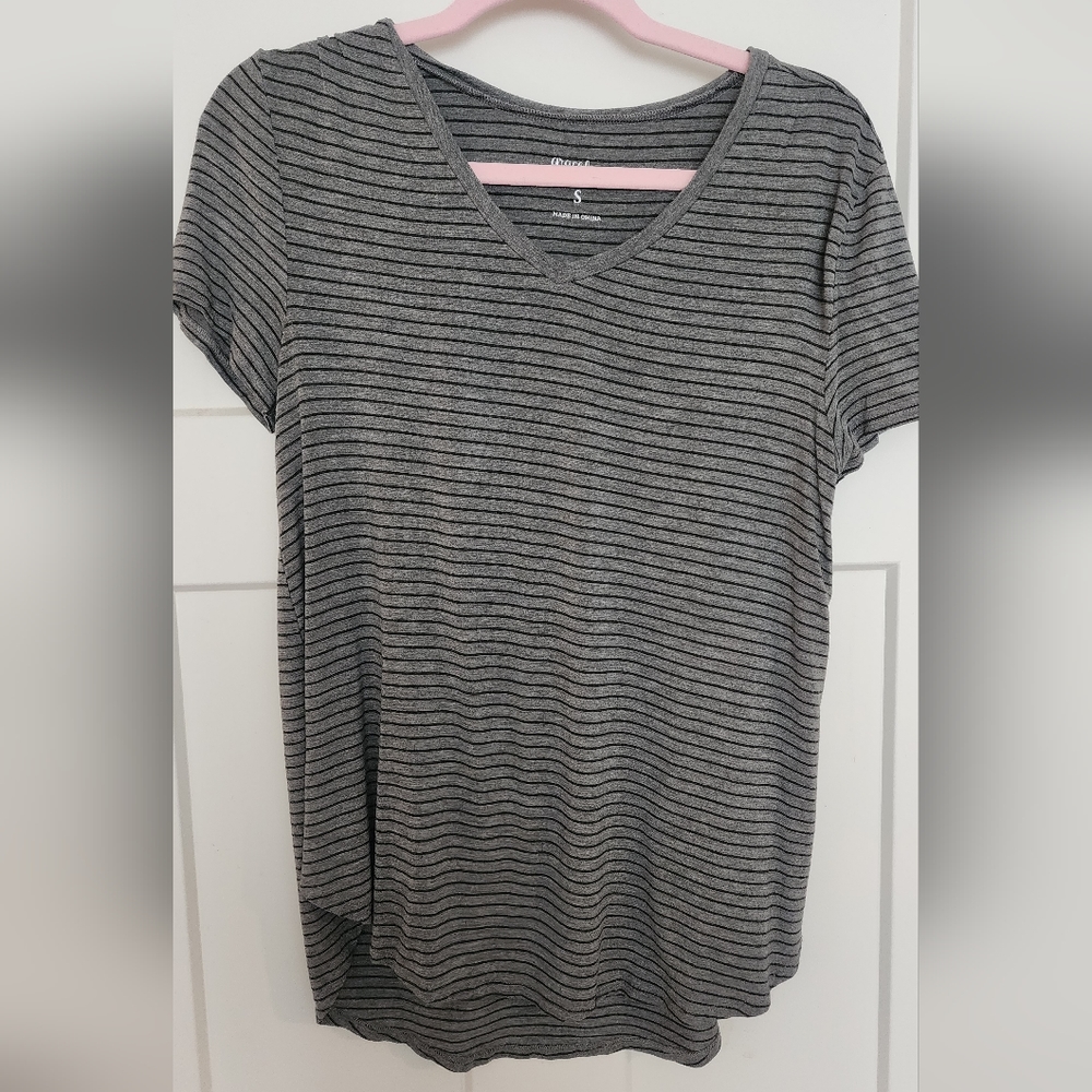 Grace and Lace Perfect V Neck Tshirt, Sz Small